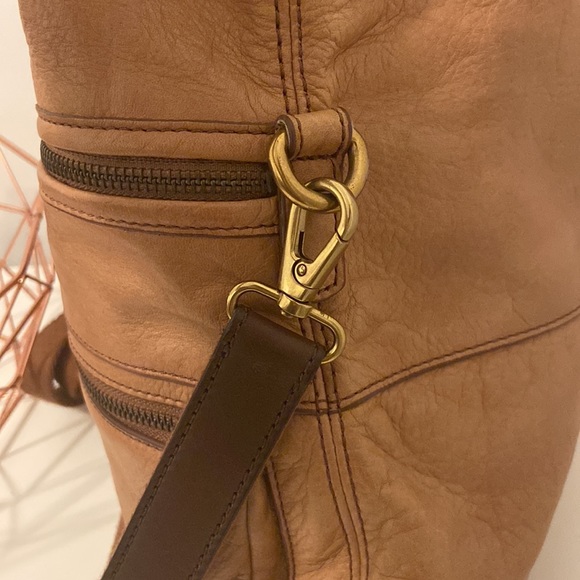 Like new, genuine leather FOSSIL handbag, features gold hardware 🤩 - Picture 3 of 10